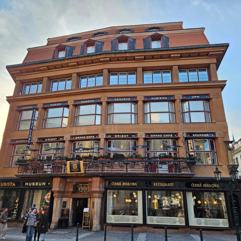 V Dome U Čiernej Matky Božej sa dnes nachádza expozícia Český kubismus a slávna kaviareň Grand Café Orient.